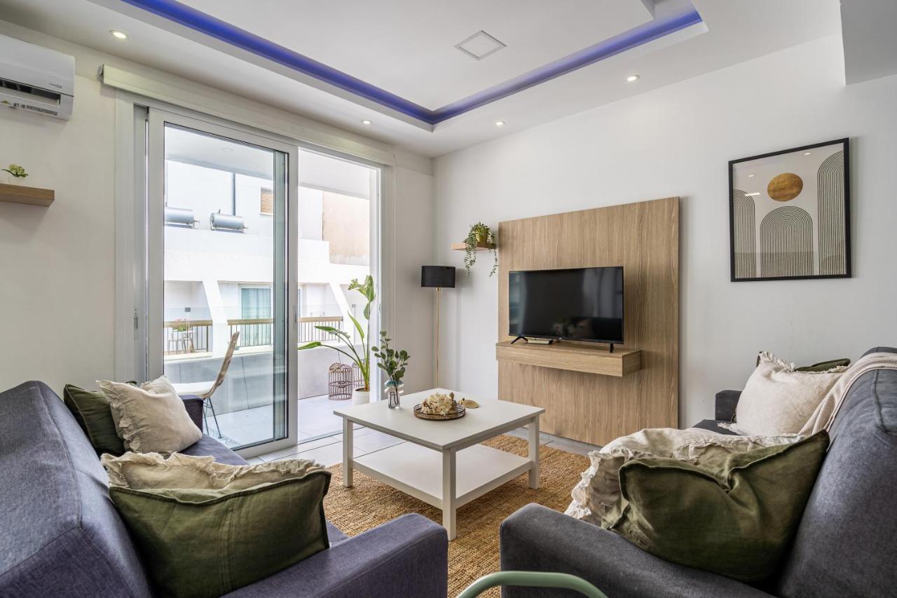 Beach Daze 1-Br Apt By Finikoudes Beach Larnaca Dış mekan fotoğraf
