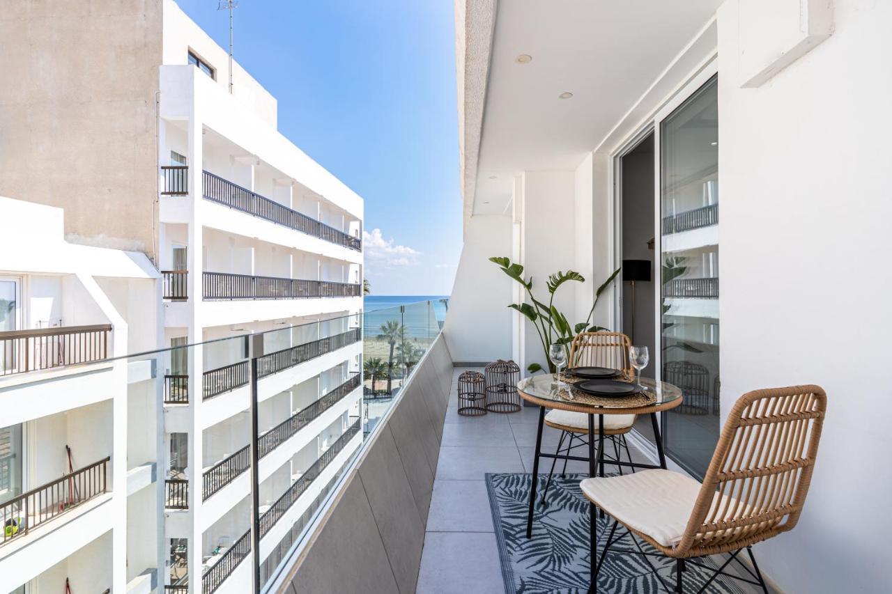 Beach Daze 1-Br Apt By Finikoudes Beach Larnaca Dış mekan fotoğraf