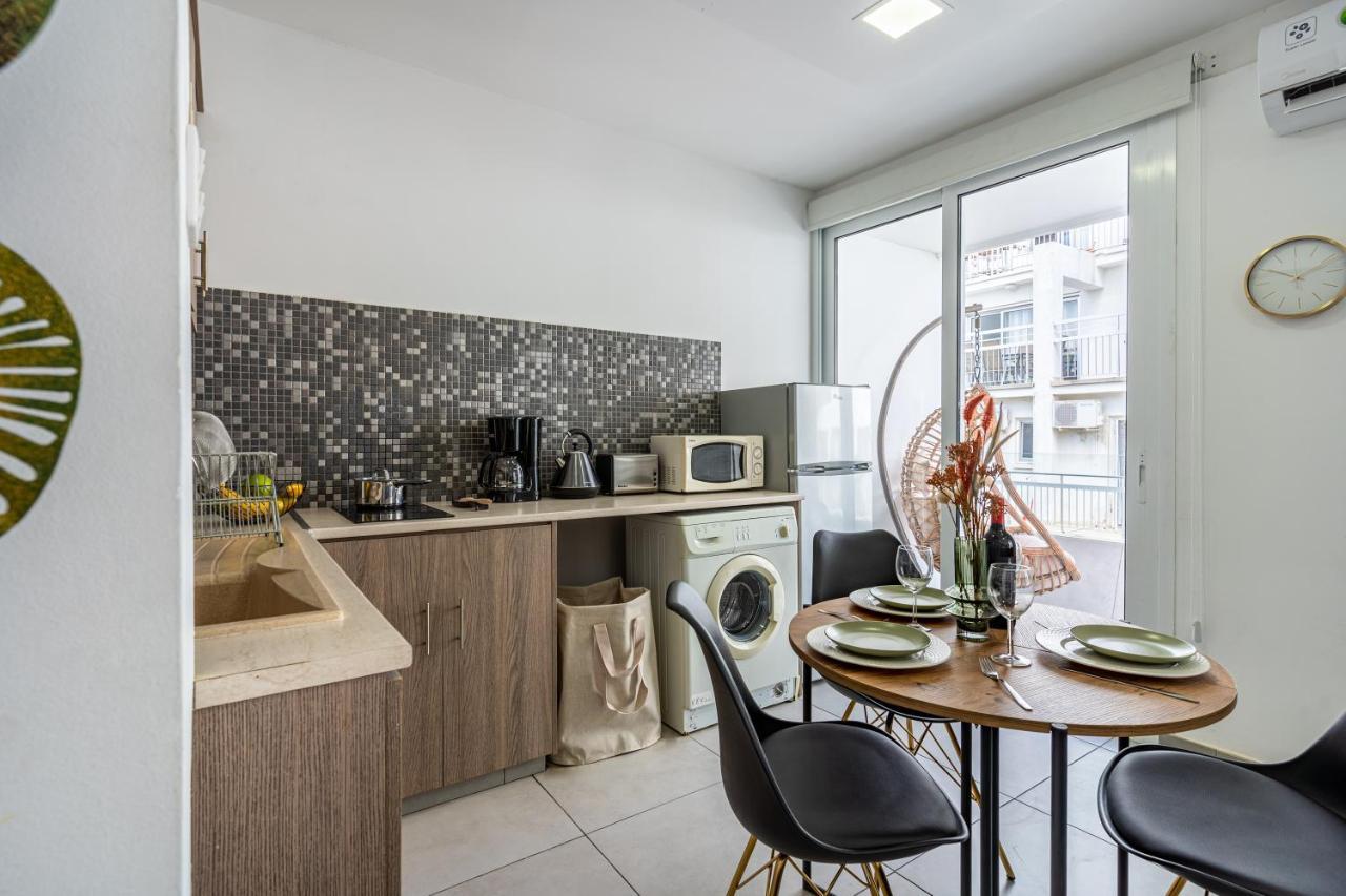 Beach Daze 1-Br Apt By Finikoudes Beach Larnaca Dış mekan fotoğraf