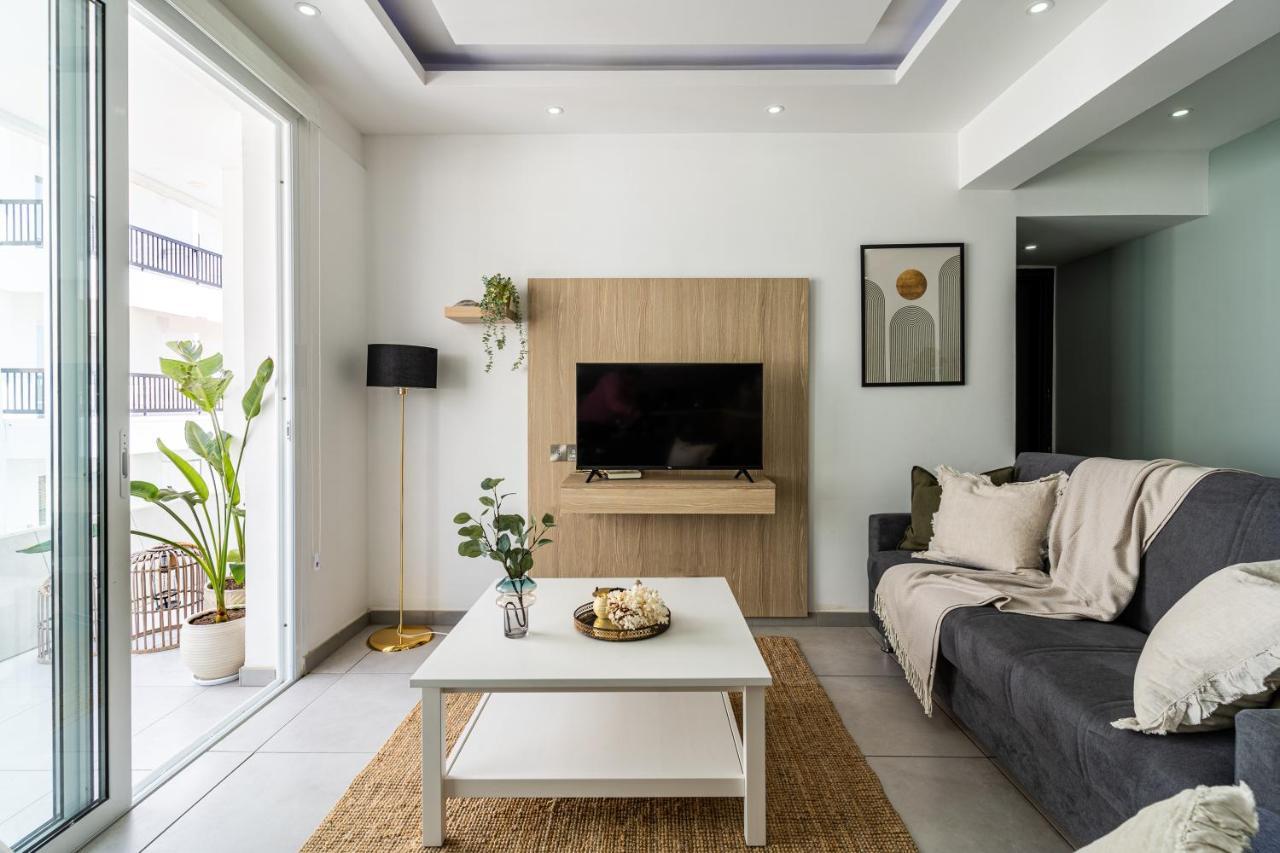Beach Daze 1-Br Apt By Finikoudes Beach Larnaca Dış mekan fotoğraf